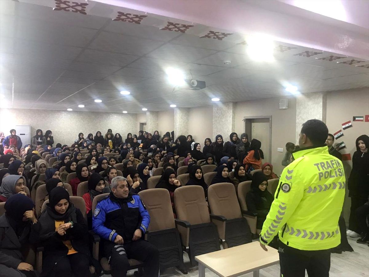 Nizip\'te güvenli internet ve trafik konulu seminer verildi