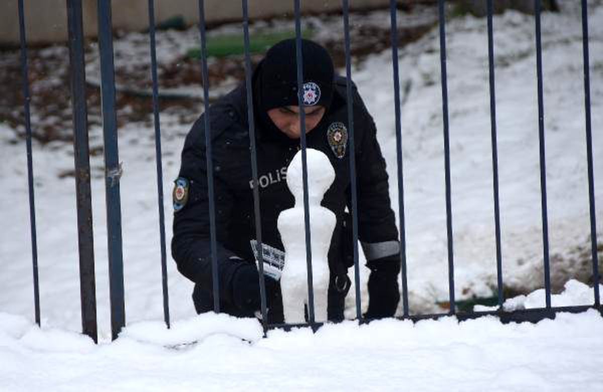 Nöbetteki polis kardan adam yaptı