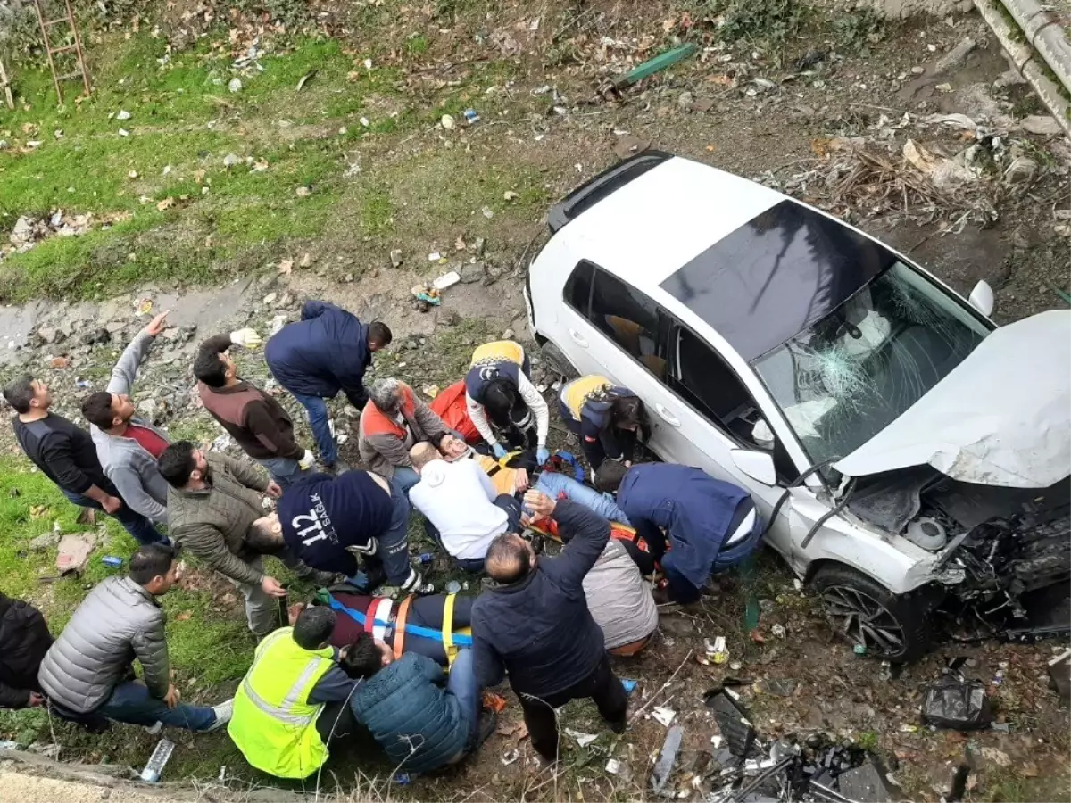 Otomobil köprüden düştü: 2 yaralı