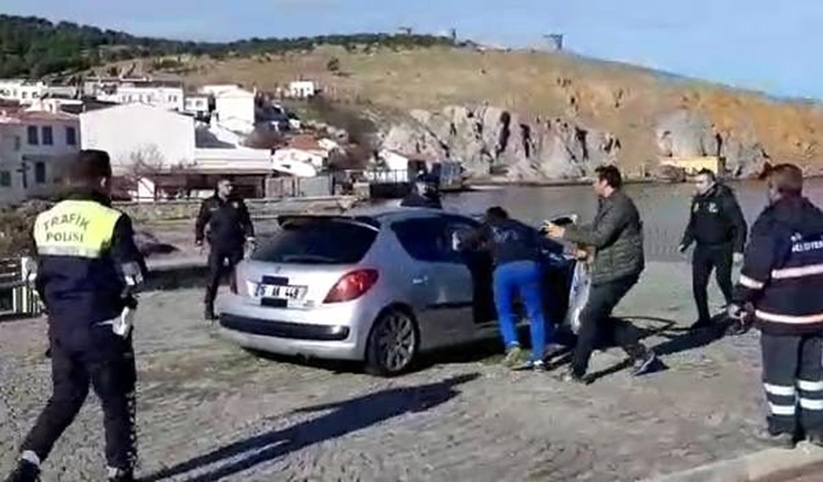 Otomobilini denize süren sürücüye kazmalı müdahale