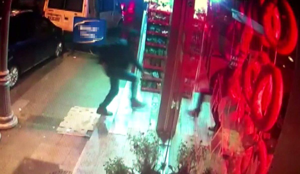 (Özel) Silahlı şahsın tekel bayisini soyduğu anlar kamerada