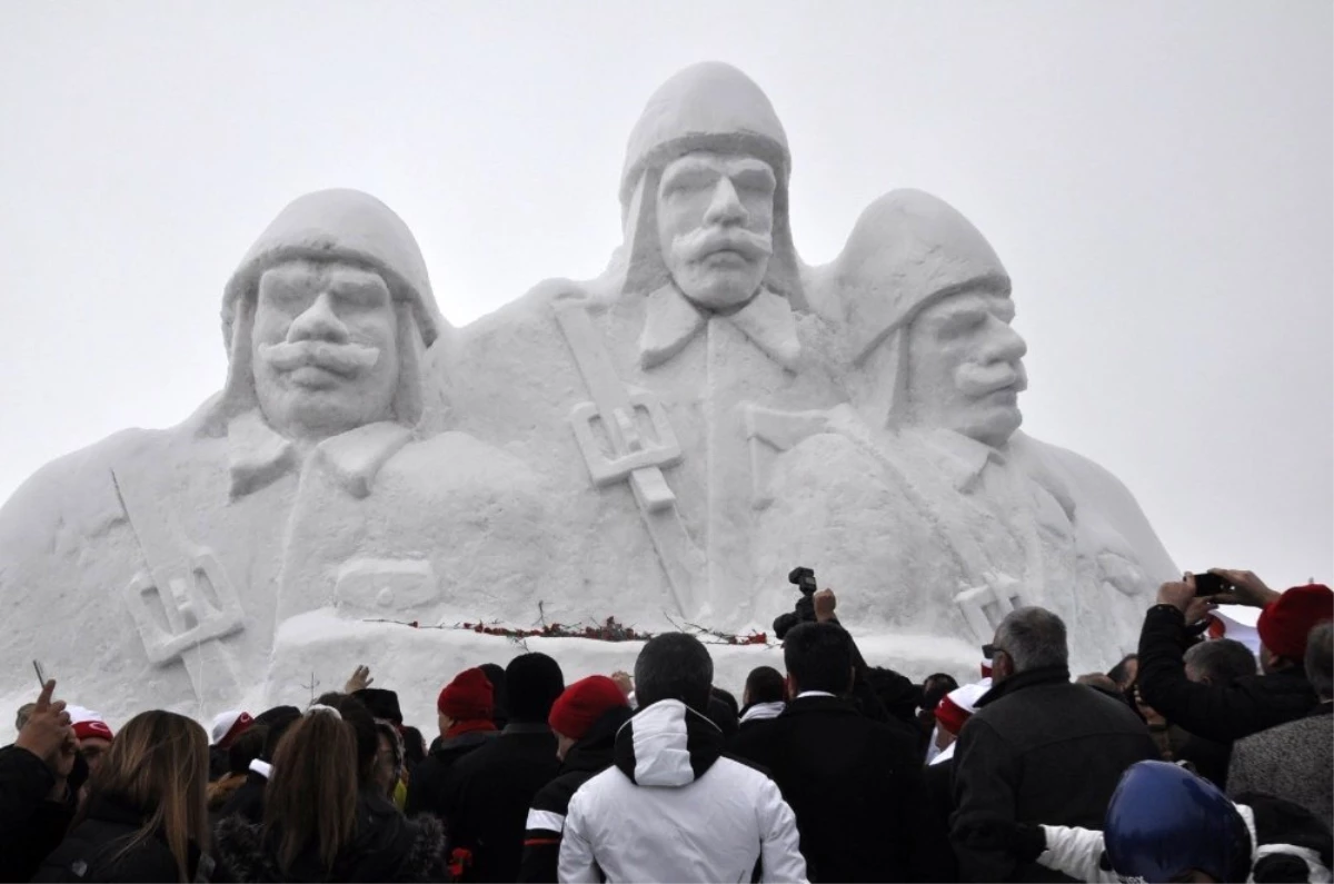 Sarıkamış\'ta kardan şehit askerler heykeli