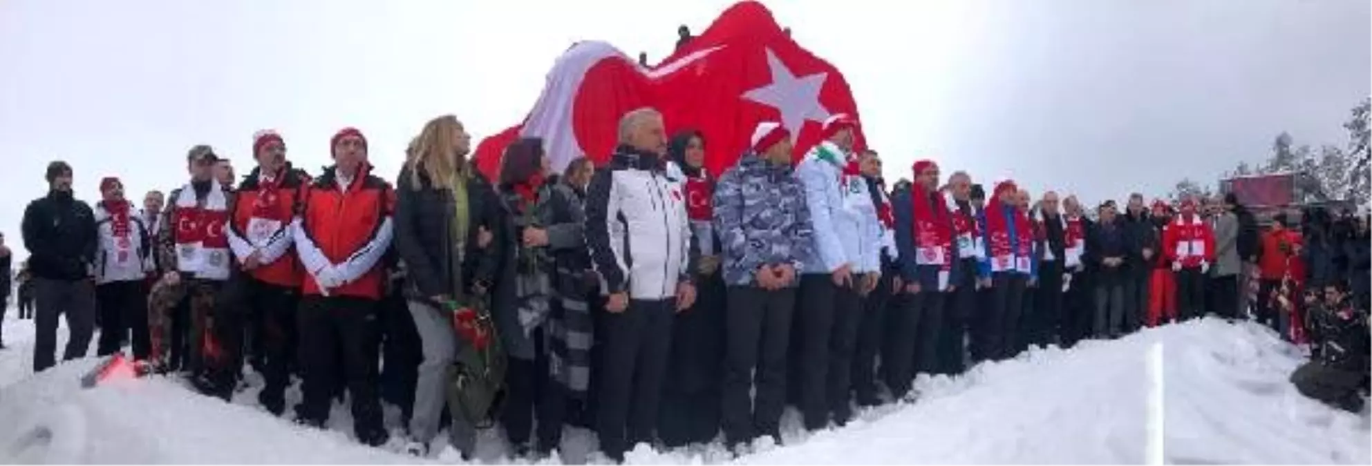 Şehit Mehmetçiklerin kardan heykellerine yoğun ilgi