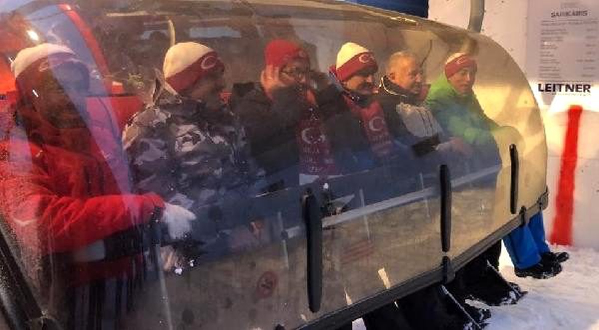 Şehit Mehmetçiklerin kardan heykellerine yoğun ilgi (2)