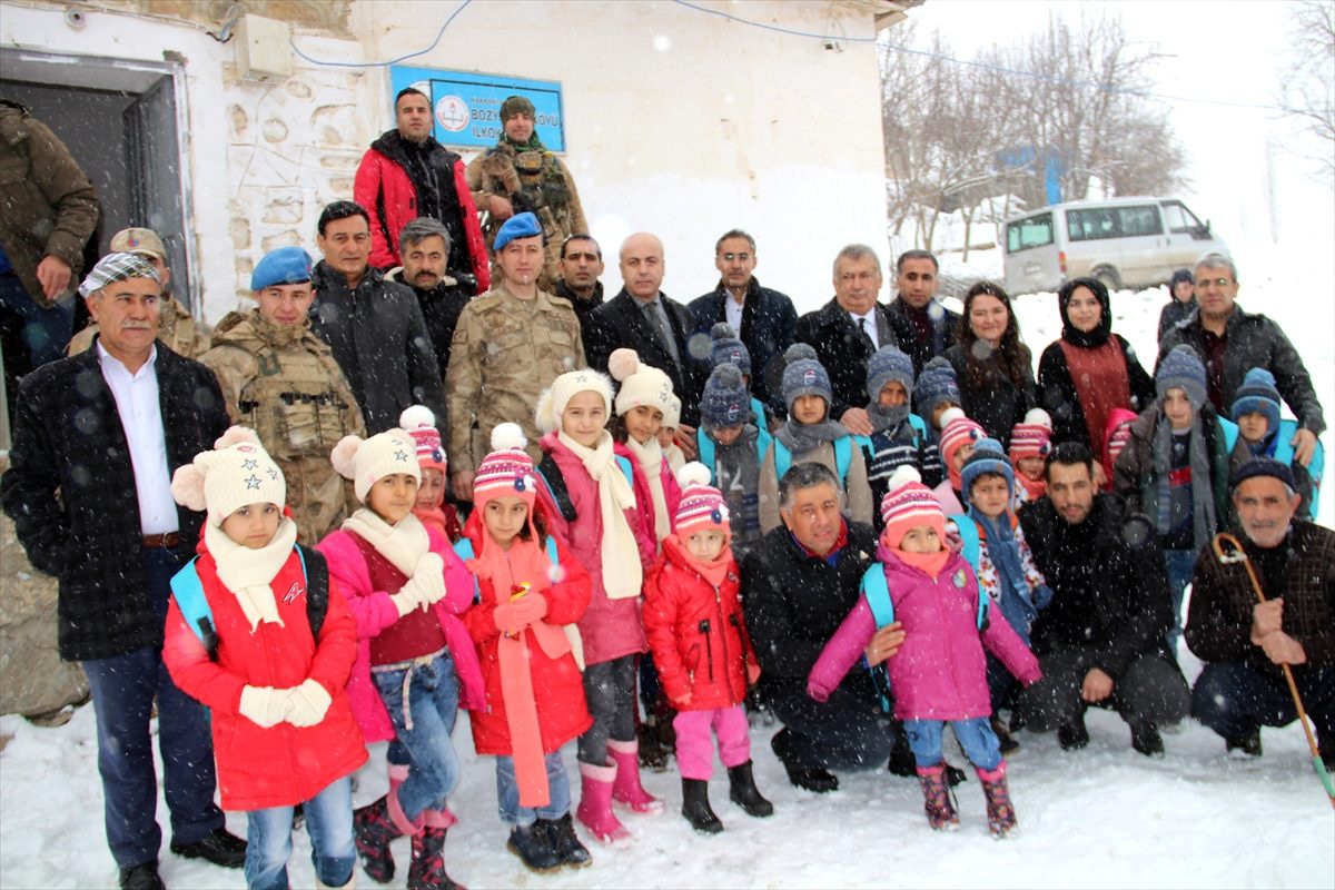Şemdinli\'de öğrencilere giyim ve kırtasiye yardımı