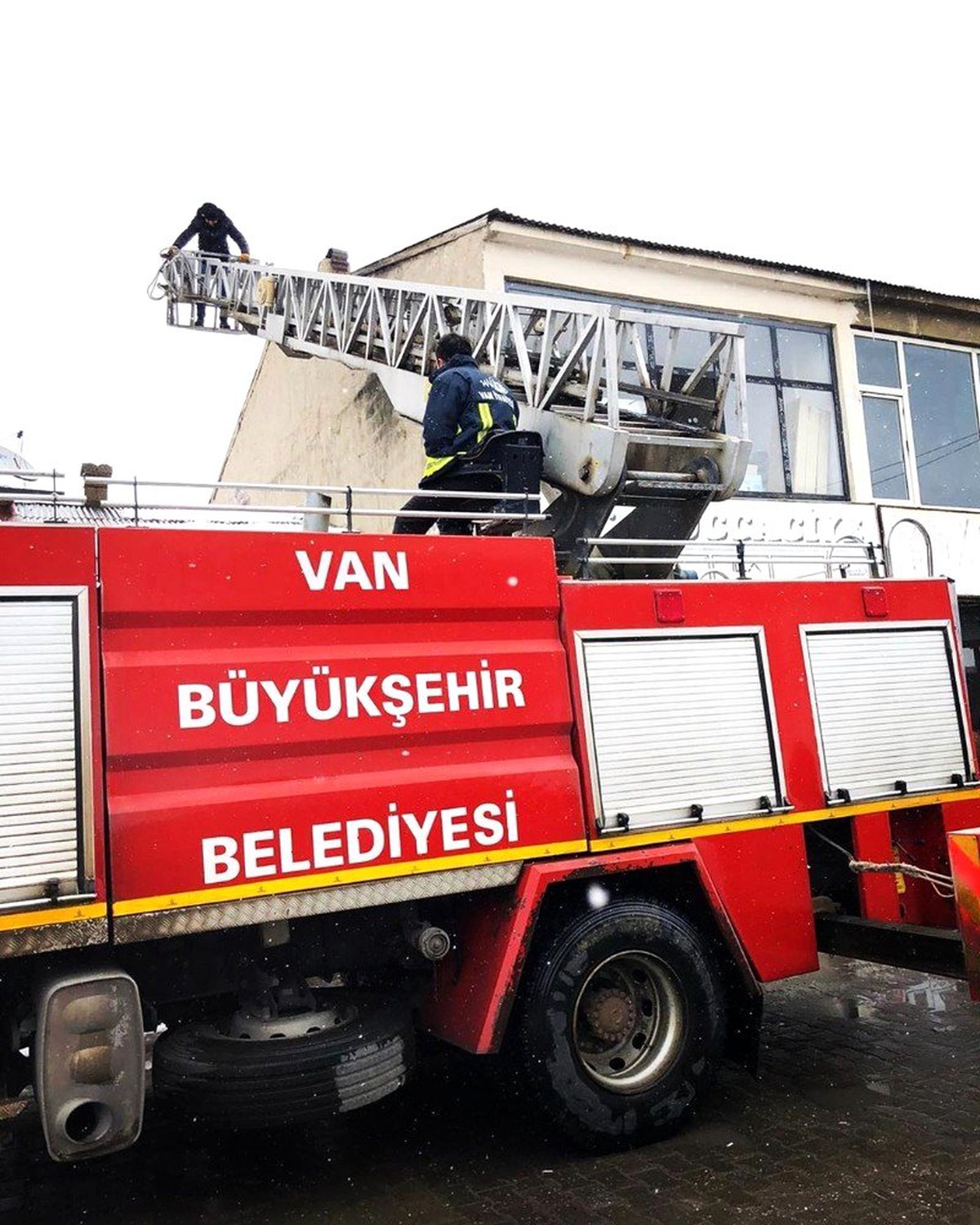 Soba bacasını temizlemek için çıktığı çatıda mahsur kaldı