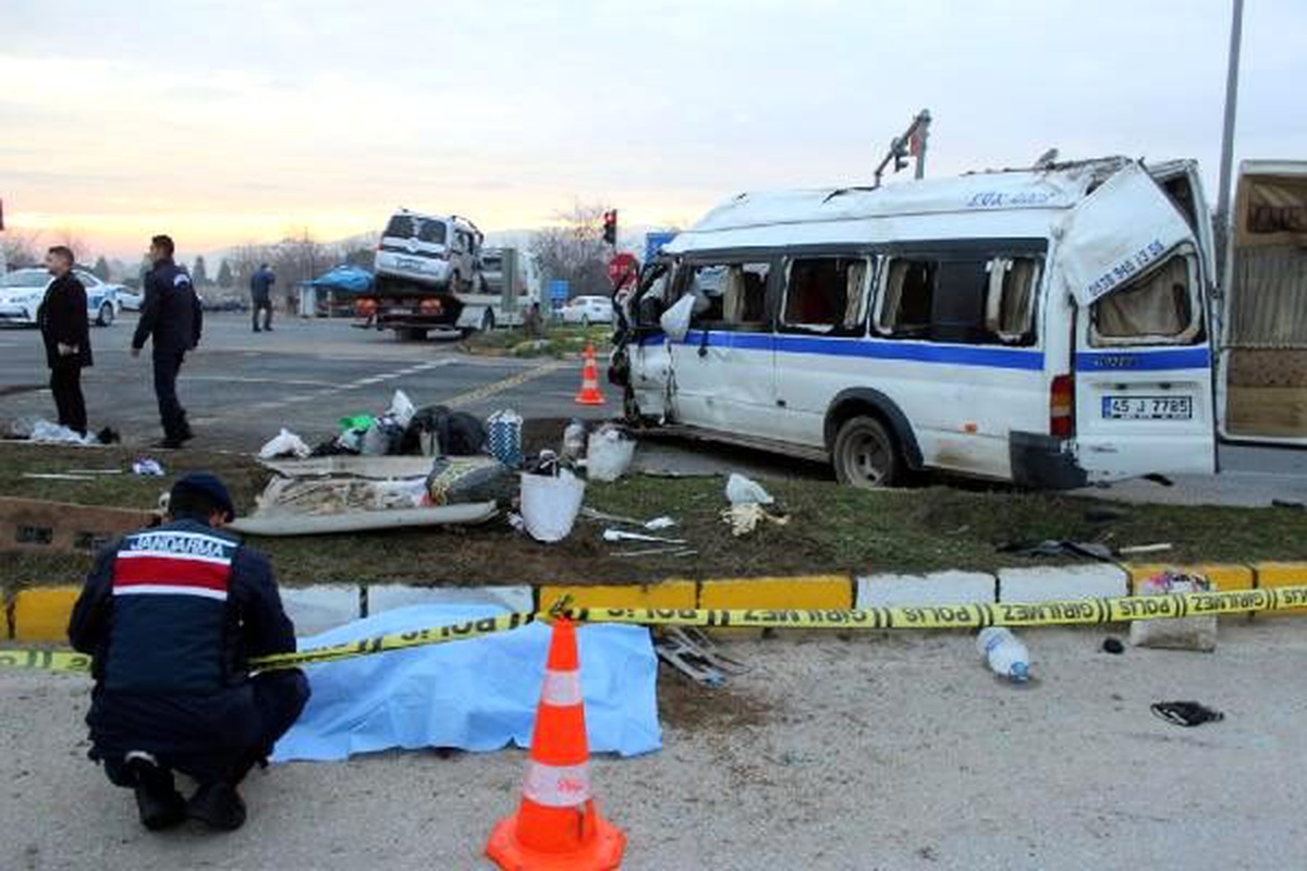 Tarım işçilerini taşıyan minibüs kaza yaptı: 1 ölü, 24 yaralı