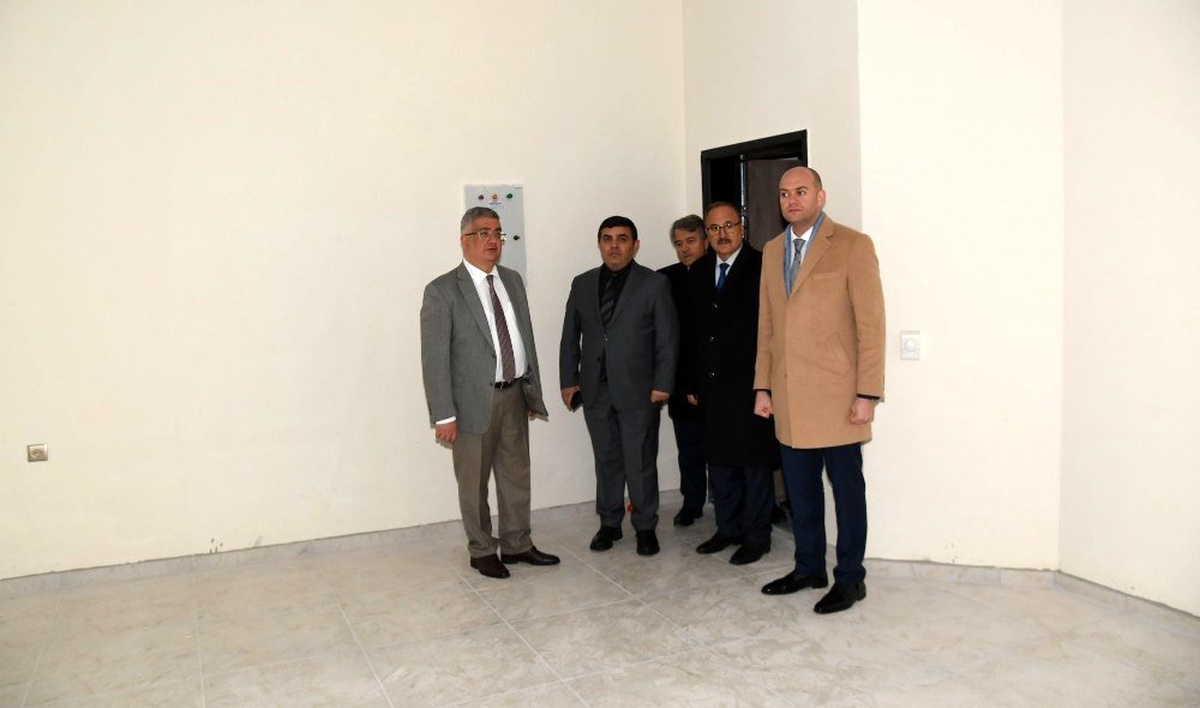 Vali Aykut Pekmez okul inşaatını inceledi