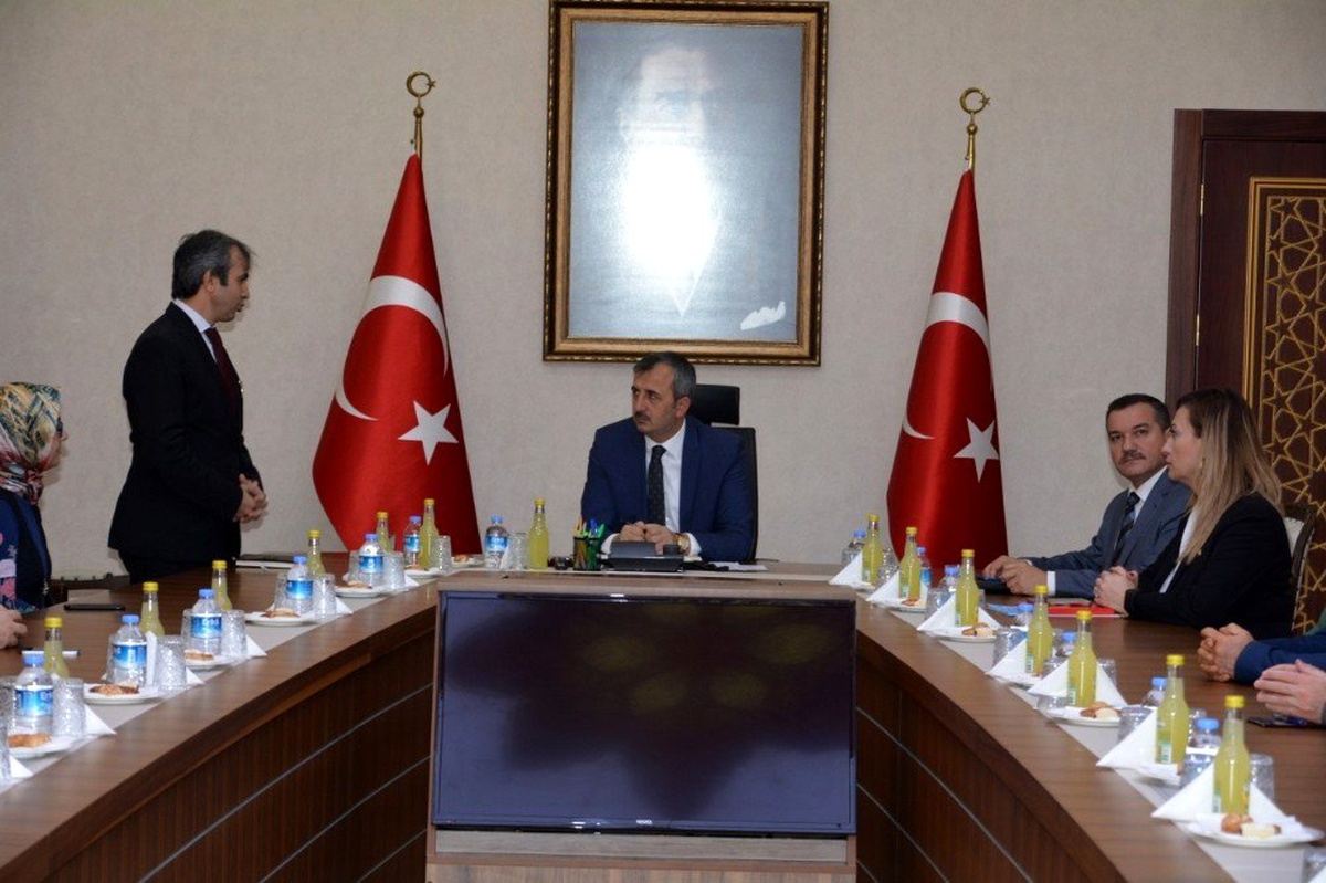 Vali Sezer: "Eğitim için herkesin aynı yere katkı vermesi lazım"