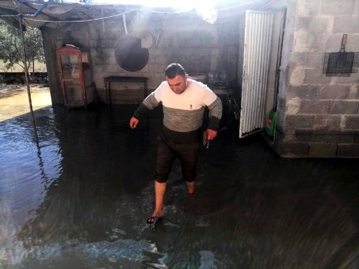 Yağmurda evini su bastı