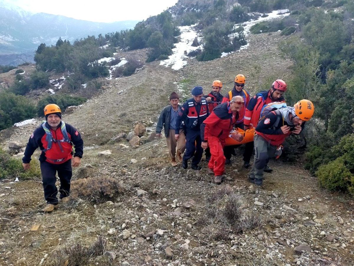 Yamaçtan düşen avcı, nefes kesen operasyonla kurtarıldı