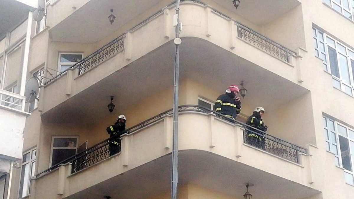 Yangında mahsur kalan aileyi polis ve itfaiye kurtardı