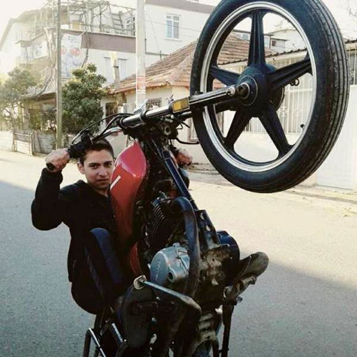 Yarıştıkları öne sürülen motosikletler çarpıştı: 1 ölü, 1 yaralı