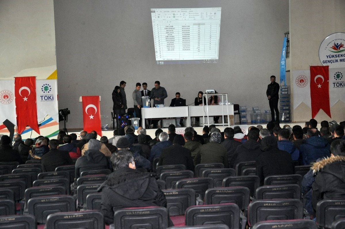 Yüksekova\'da TOKİ konutları için kura çekimi