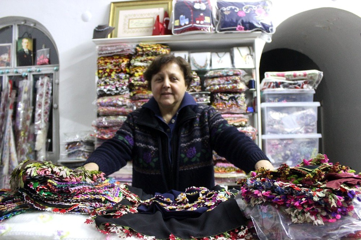 Yüzlerce yıllık oyaları köy köy gezip topluyor