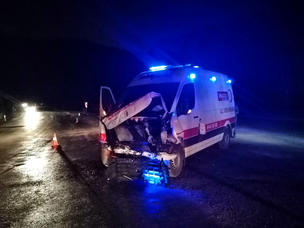 Zonguldak\'ta görevden dönen ambulans istinat duvarına çarptı: 1 yaralı