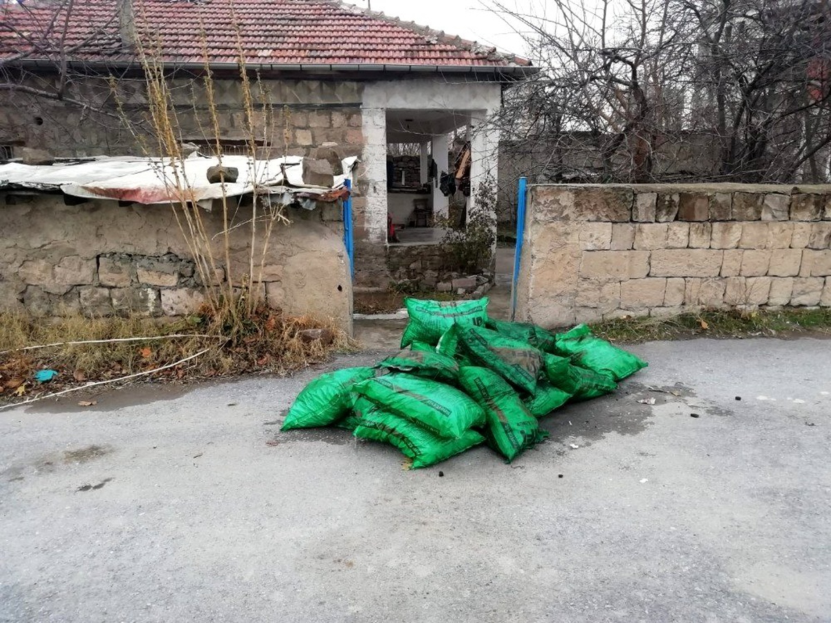 3 çocuğu ile yardım bekleyen kadına hayırseverler ve belediye elini uzattı