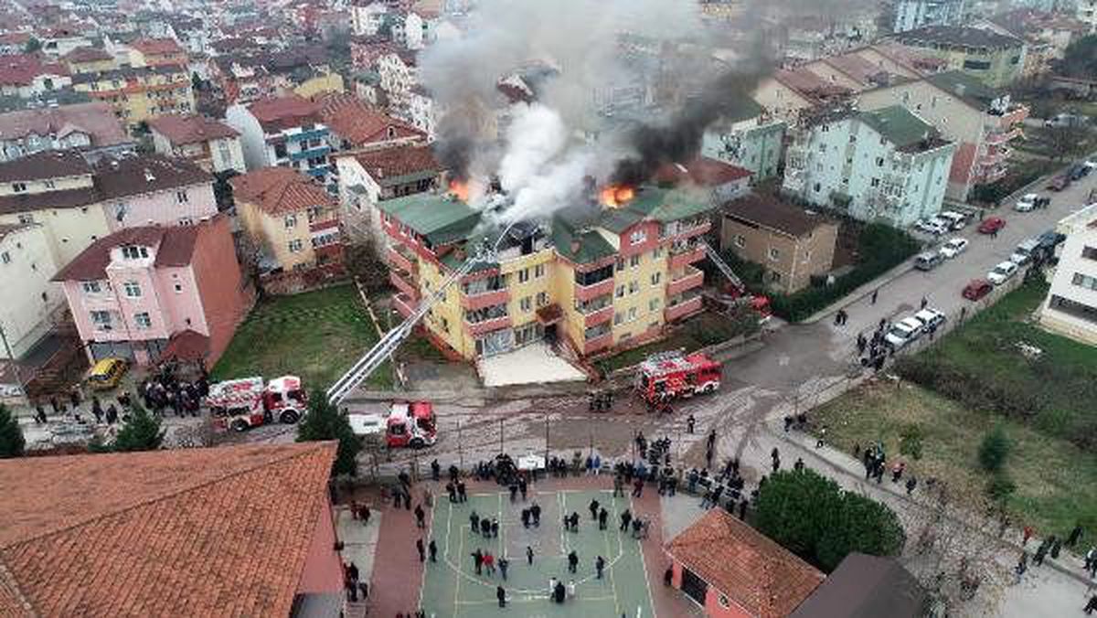 4 katlı binanın çatısında çıkan yangın 2 saatte söndürüldü