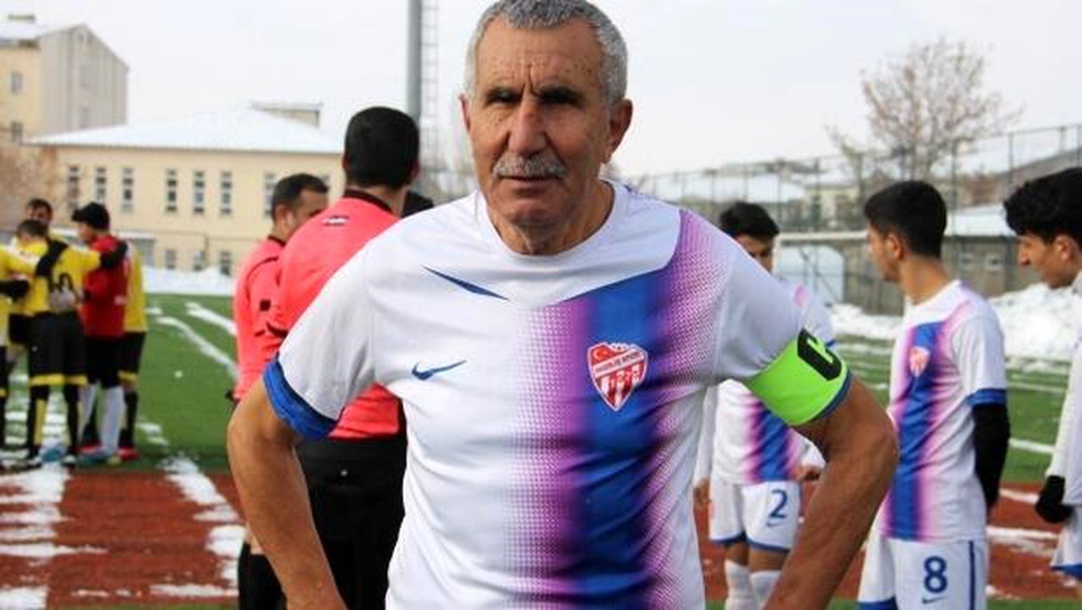 71 yaşındaki futbolcu Erzurum\'a transfer oldu