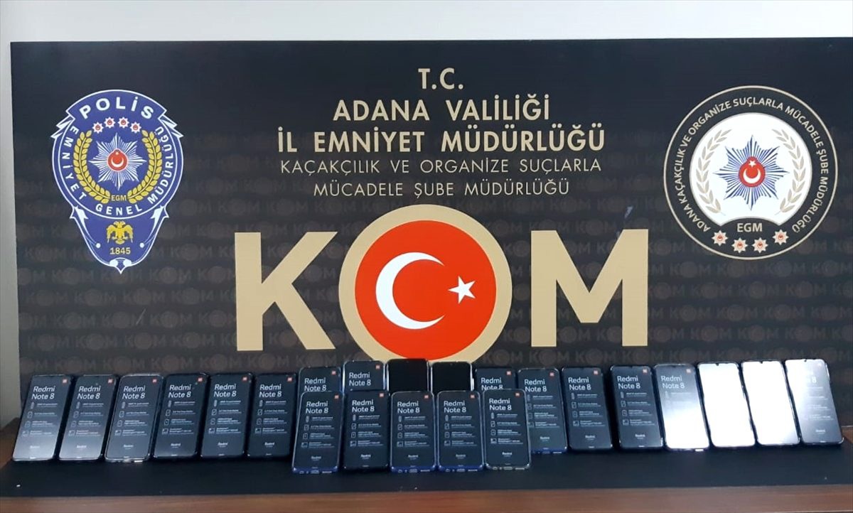 Adana\'da cep telefonu kaçakçılığı yaptıkları iddiasıyla 2 kişi yakalandı