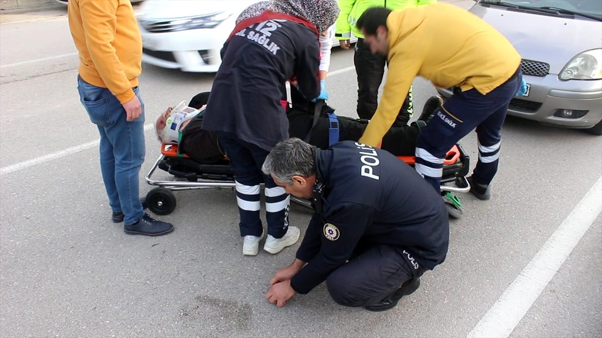 Adana\'da otomobilin çarptığı yaya yaralandı