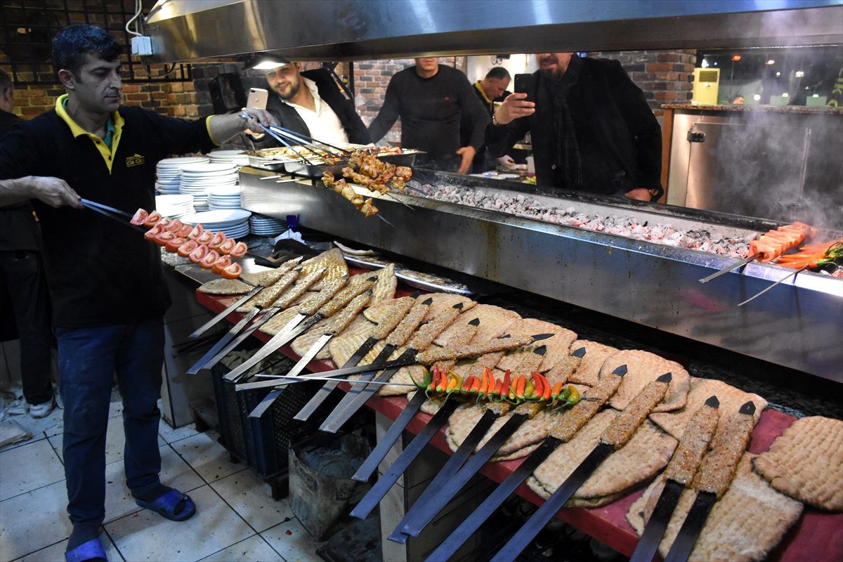 Adana kebabını siyez ekmeğiyle servis ediyorlar