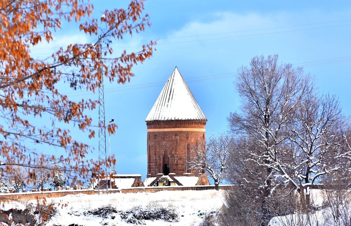Ahlat Kümbetleri beyaz gelinliğini giydi