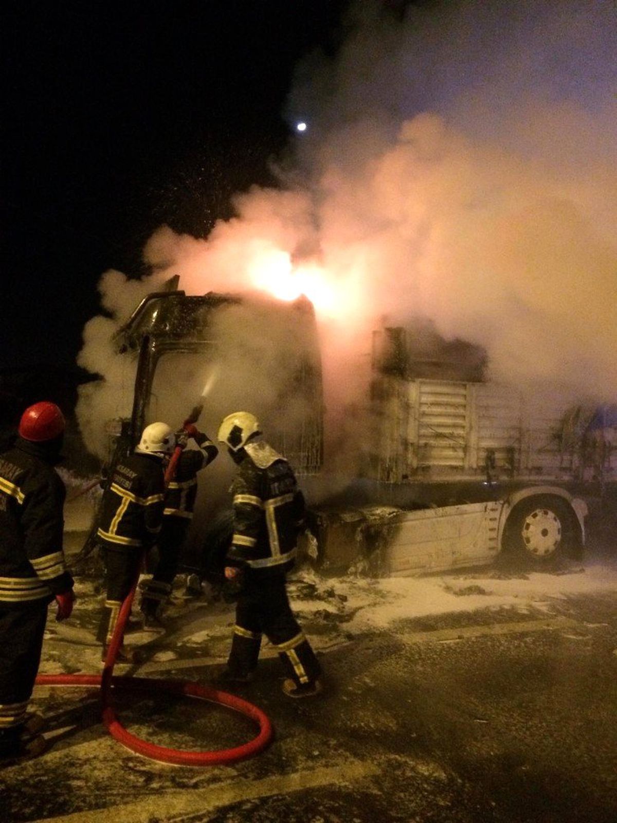 Aksaray\'da sunta yüklü tır alev alev yandı
