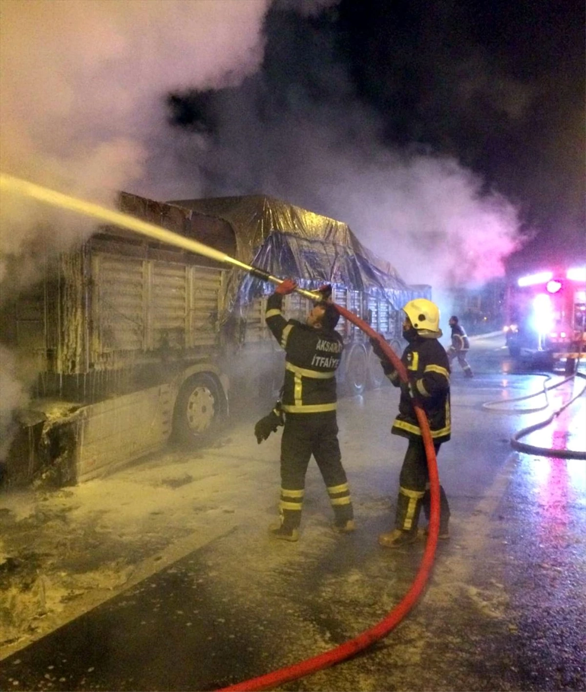 Aksaray\'da sunta yüklü tırdaki yangın itfaiye ekiplerince söndürüldü