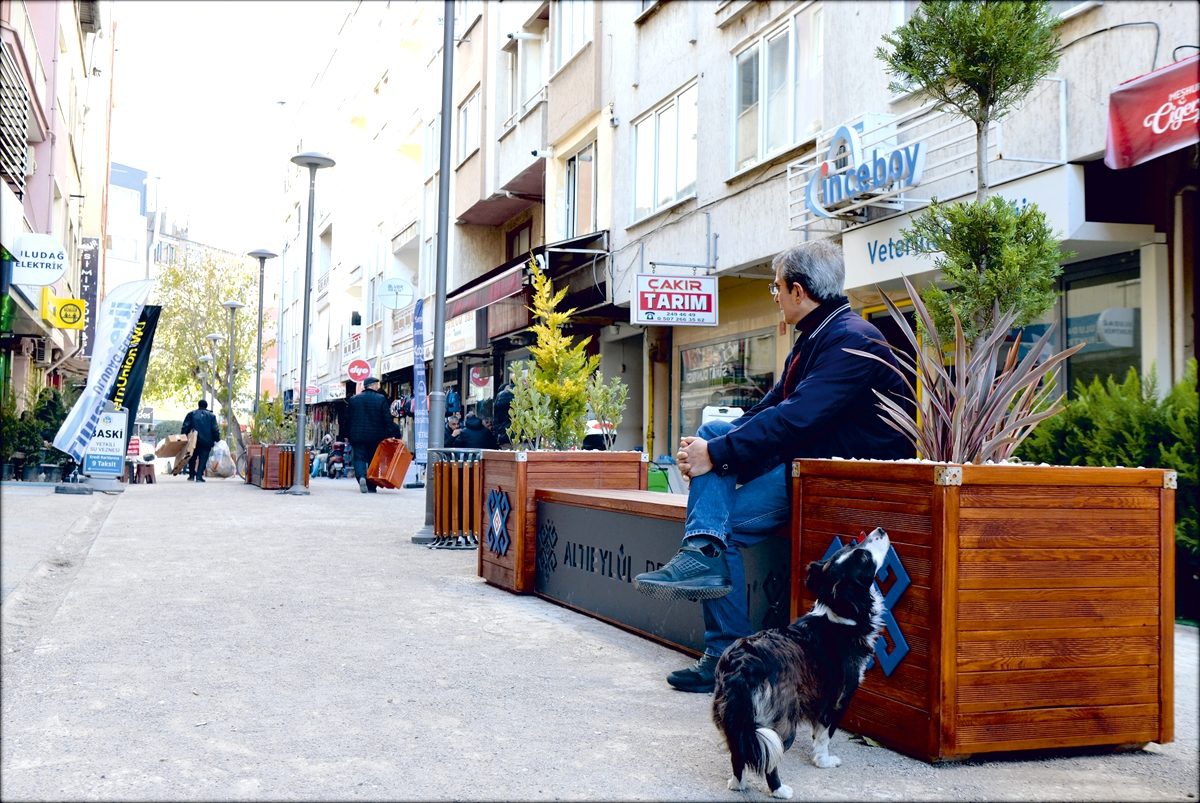 Altıeylül\'de cadde ve sokaklar yenileniyor