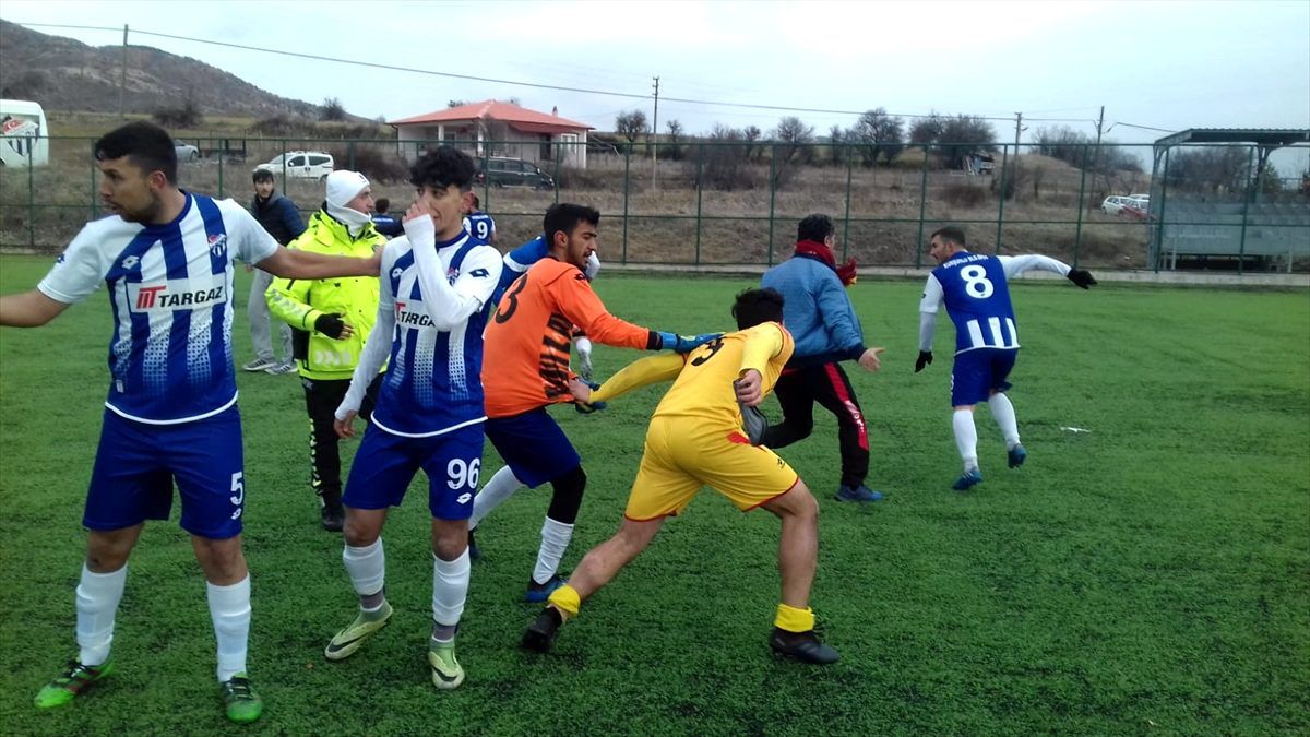 Amatör futbol maçında kavga