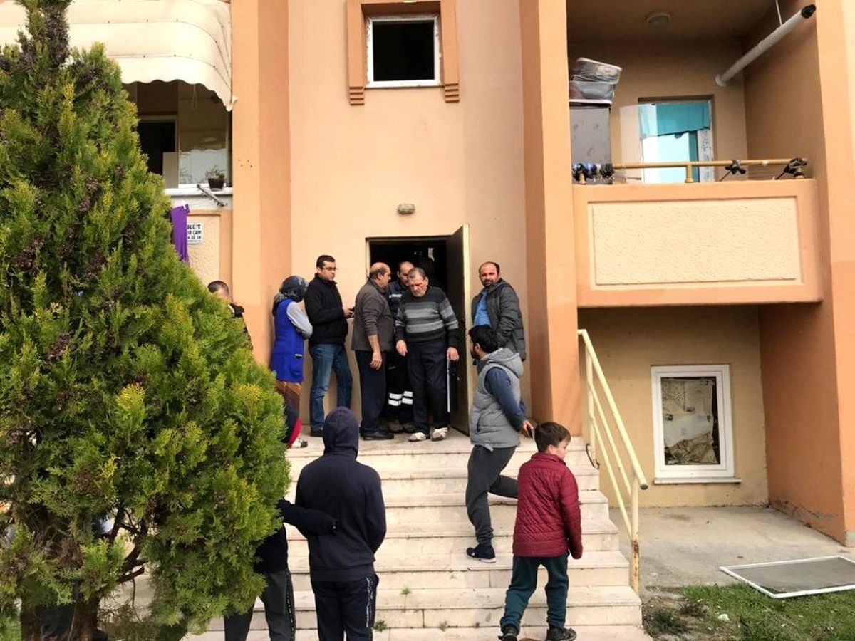 Apartmanda çıkan yangın itfaiye ekiplerince söndürüldü