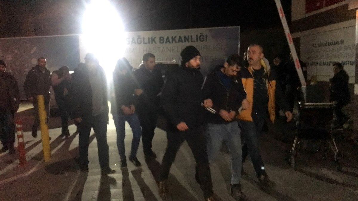 Araçlardan akü çalan baba, oğul ve arkadaşı yakalandı