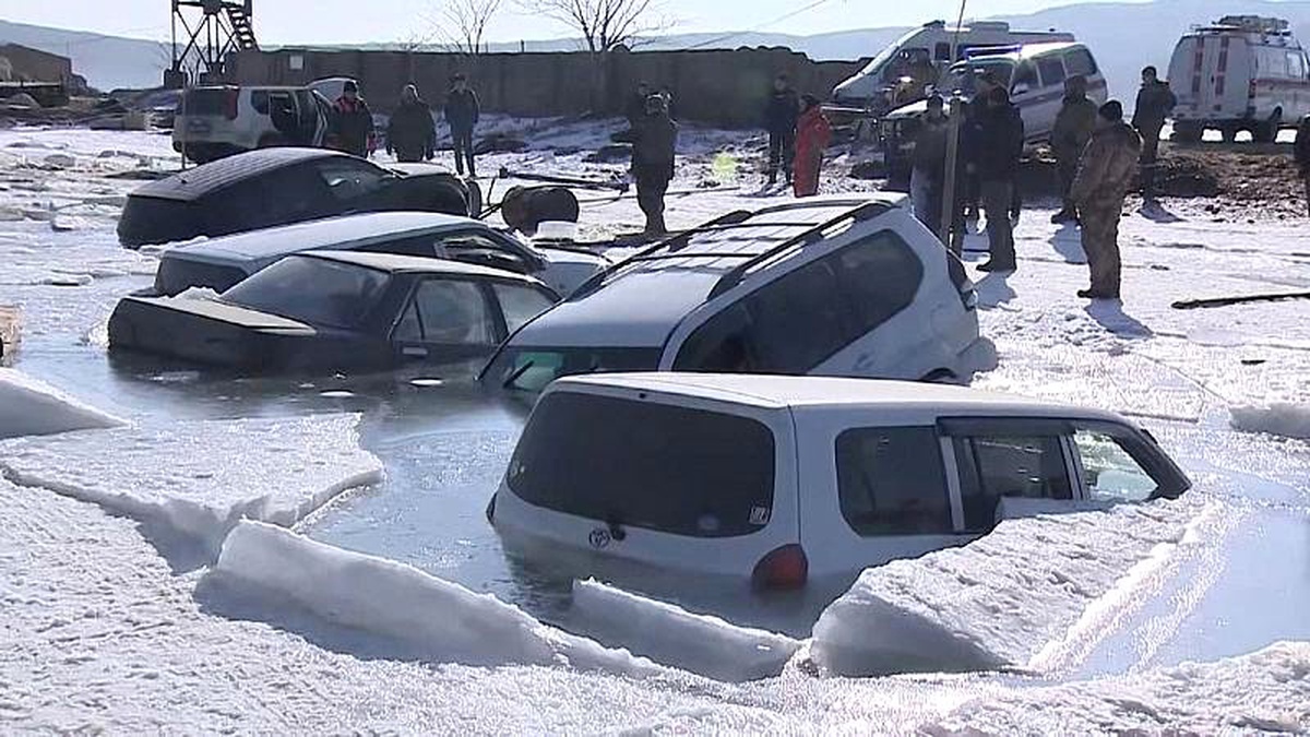 Ava giderken avlandılar: Buza parkeden balıkçılara ait 30 araç suya gömüldü