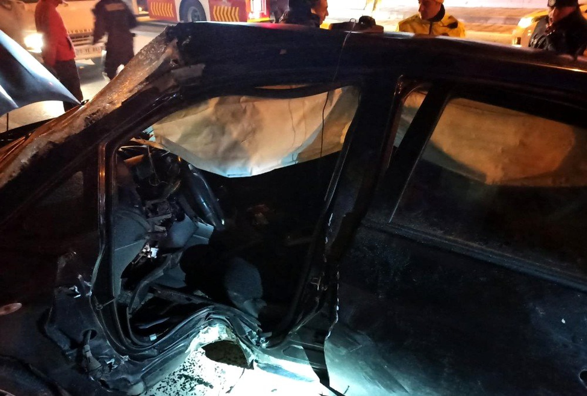 Ayvalık\'ta Gönül Yolu Köprüsü\'nde trafik kazası: 2 yaralı