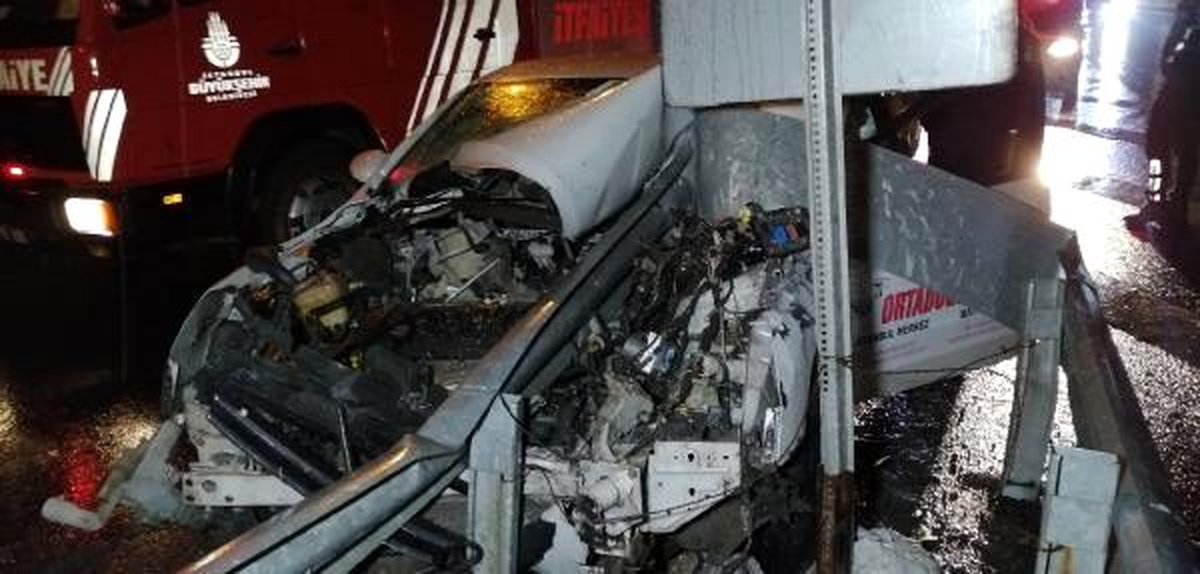 Bağcılar\'da feci kaza; bariyerler otomobile ok gibi saplandı