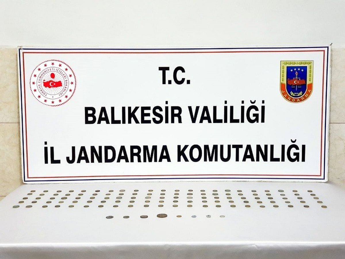 Balıkesir\'de Bizans dönemine ait 120 sikke ele geçirildi