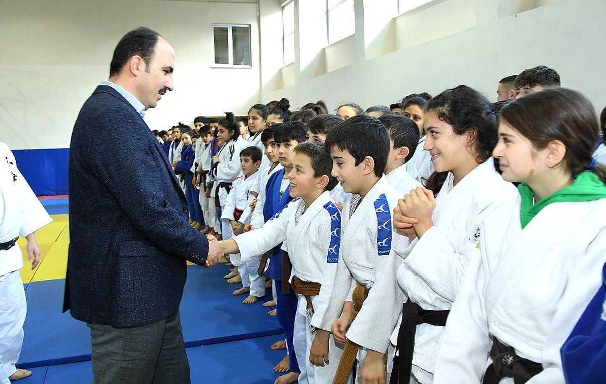 Başkan Altay, 8 ilden gelerek Konya\'da kamp yapan judocularla buluştu