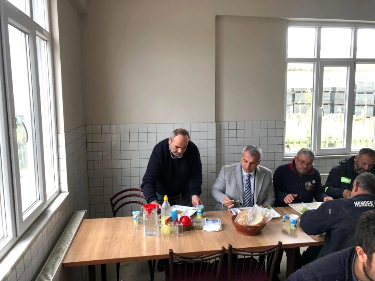 Başkan Babaoğlu, belediye şantiyesi ziyaretinde personel ile yemek yedi