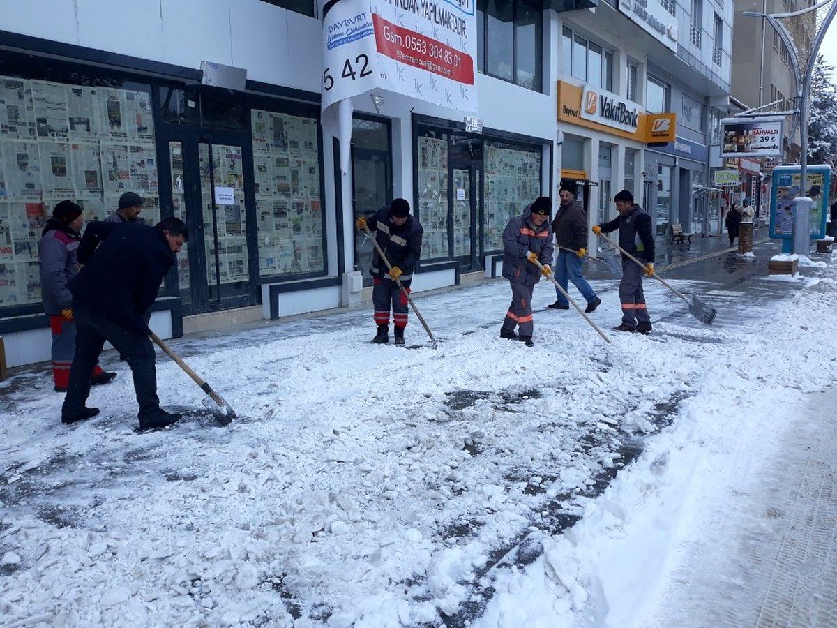 Bayburt Belediyesinden hummalı karla mücadele çalışması