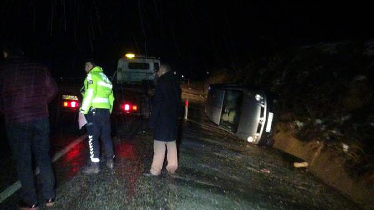 Buzlanan yolda su kanalına devrildi: 2 yaralı