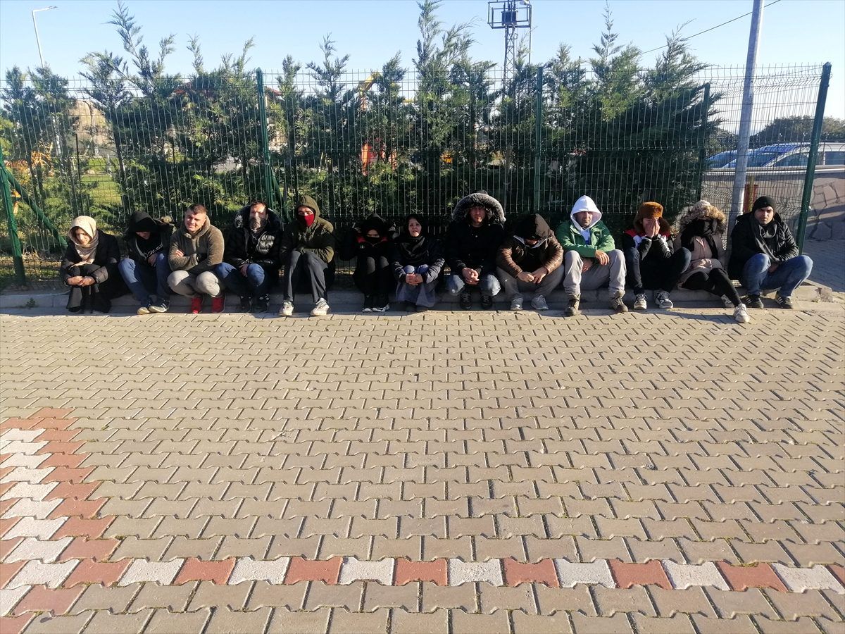 Çanakkale\'de ağaçlık alanda saklanan 43 düzensiz göçmen yakalandı
