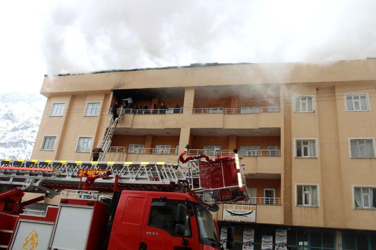 Çatı yangınına itfaiye ve TOMA\'dan müdahale
