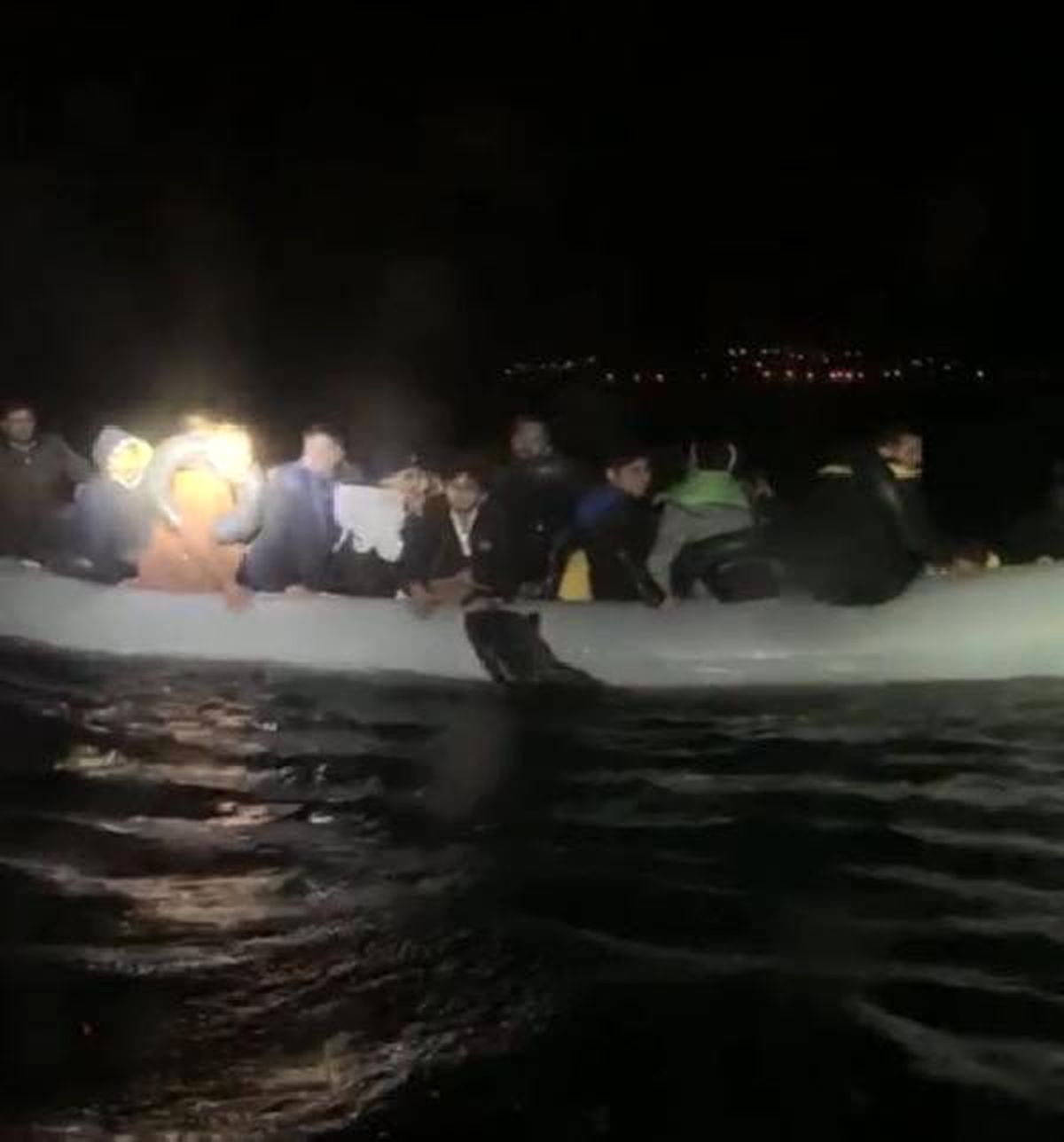 Dikili\'de kaçak göçmenlerin botu ile Sahil Güvenlik botu çarpıştı: 3 ölü, 2 kayıp