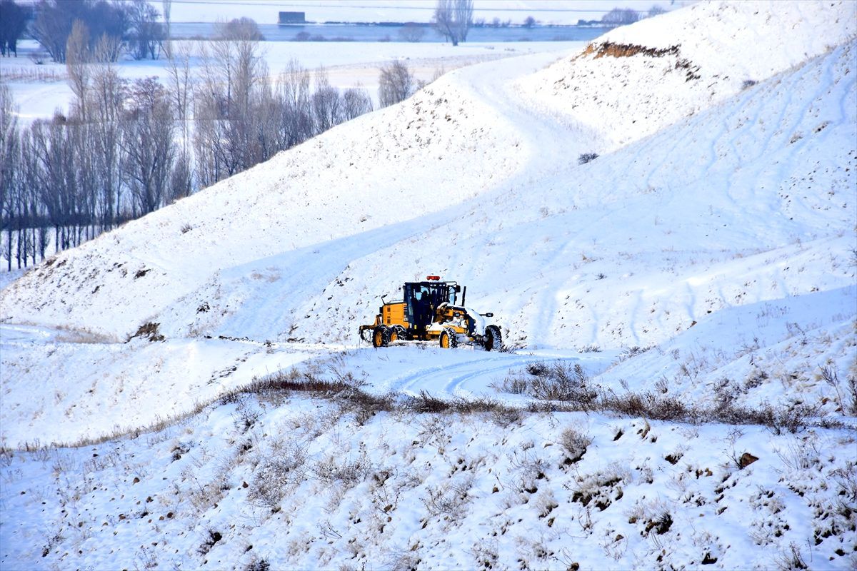 Doğu Anadolu\'da üç ilde 179 yerleşim birimine ulaşım sağlanamıyor
