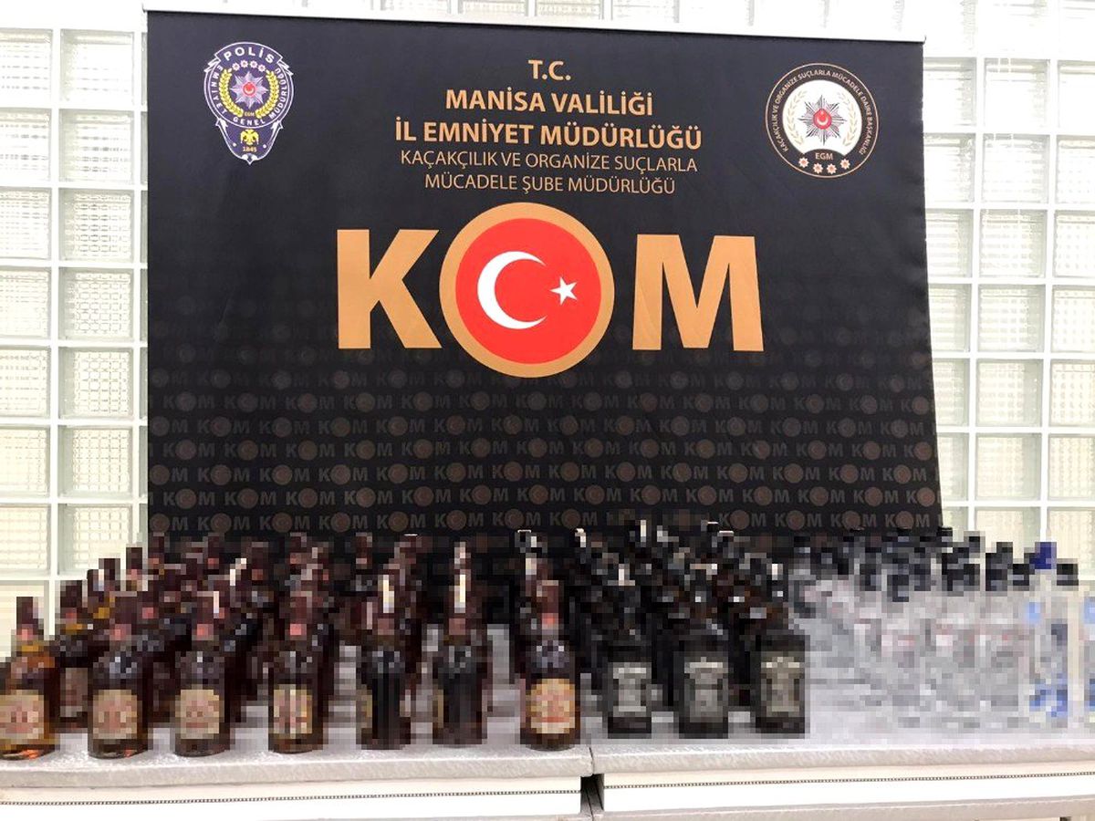 Durdurulan araçtan onlarca kaçak içki çıktı