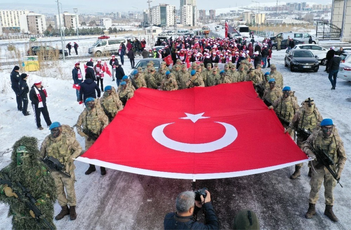 Eksi 7 derecede 3 kilometre yol yürüdüler