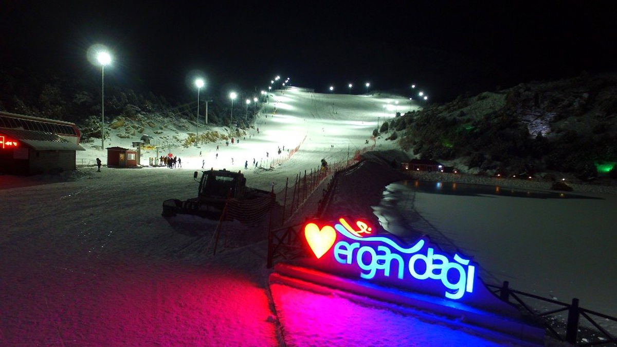 Ergan Kayak Merkezi\'nde gece kayak keyfi