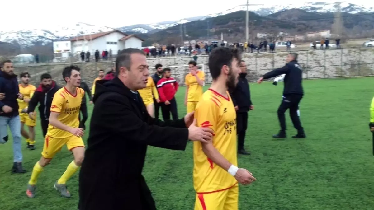 Futbolcular sahada tekme-tokat kavga etti, polis havaya ateş açtı