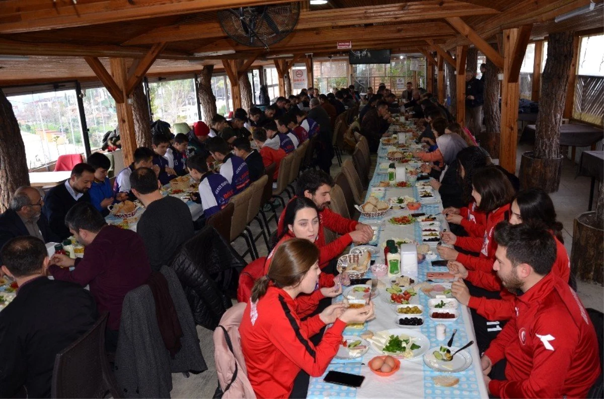 Gerze Belediye Spor\'a destek kahvaltısında protokol üyeleri bir araya geldi